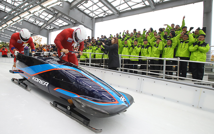PyeongChang Uniform_Unveiling_171019_ARTICLE_02.jpg